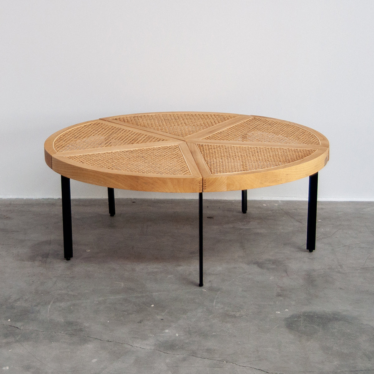 Runder Couchtisch Savis - Natureiche mit handgeflochtenem Rattan-Sternmuster - Image 1